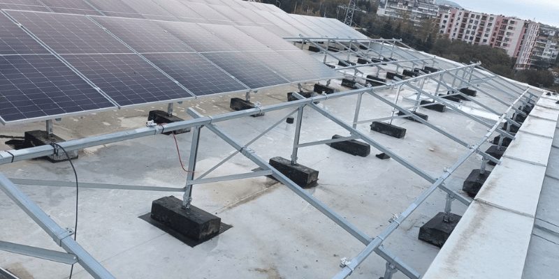 Rooftop solar panel mounting structure made of hot-dip galvanized steel, ensuring long-term stability and durability